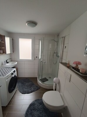 Bruser, hårtørrer, håndklæder, Toiletpapir