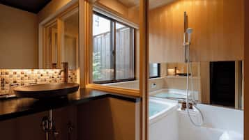 Classic Townhome | Bathroom | Free toiletries, hair dryer, bidet, towels