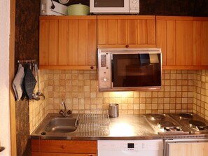 Fridge, microwave, oven - Ski-in/ski-out studio with balcony, central location (Les Orres)