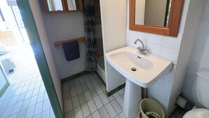 A bathroom with a white sink, a mirror, and a towel rack. - Cozy Studio Cabin with Terrace & Parking, 4 Sleeps, Near Beach, Le Grau-du-Roi (Le Grau-du-Roi)