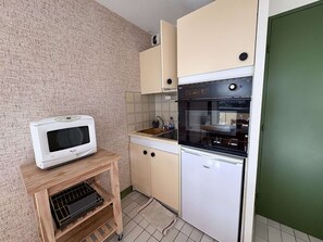 Four à micro-ondes, congélateur