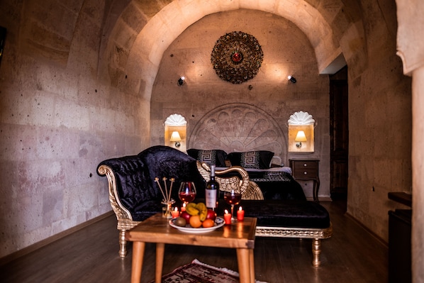 107- KHAN PADISHAN SUITE | Sábanas italianas Frette, ropa de cama de alta calidad y minibar