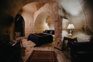 106 - TALE CAVE SUIT | Sábanas italianas Frette, ropa de cama de alta calidad y minibar