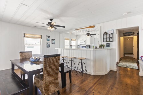 Spacious Beachy Bungalo One Block From the Ocean