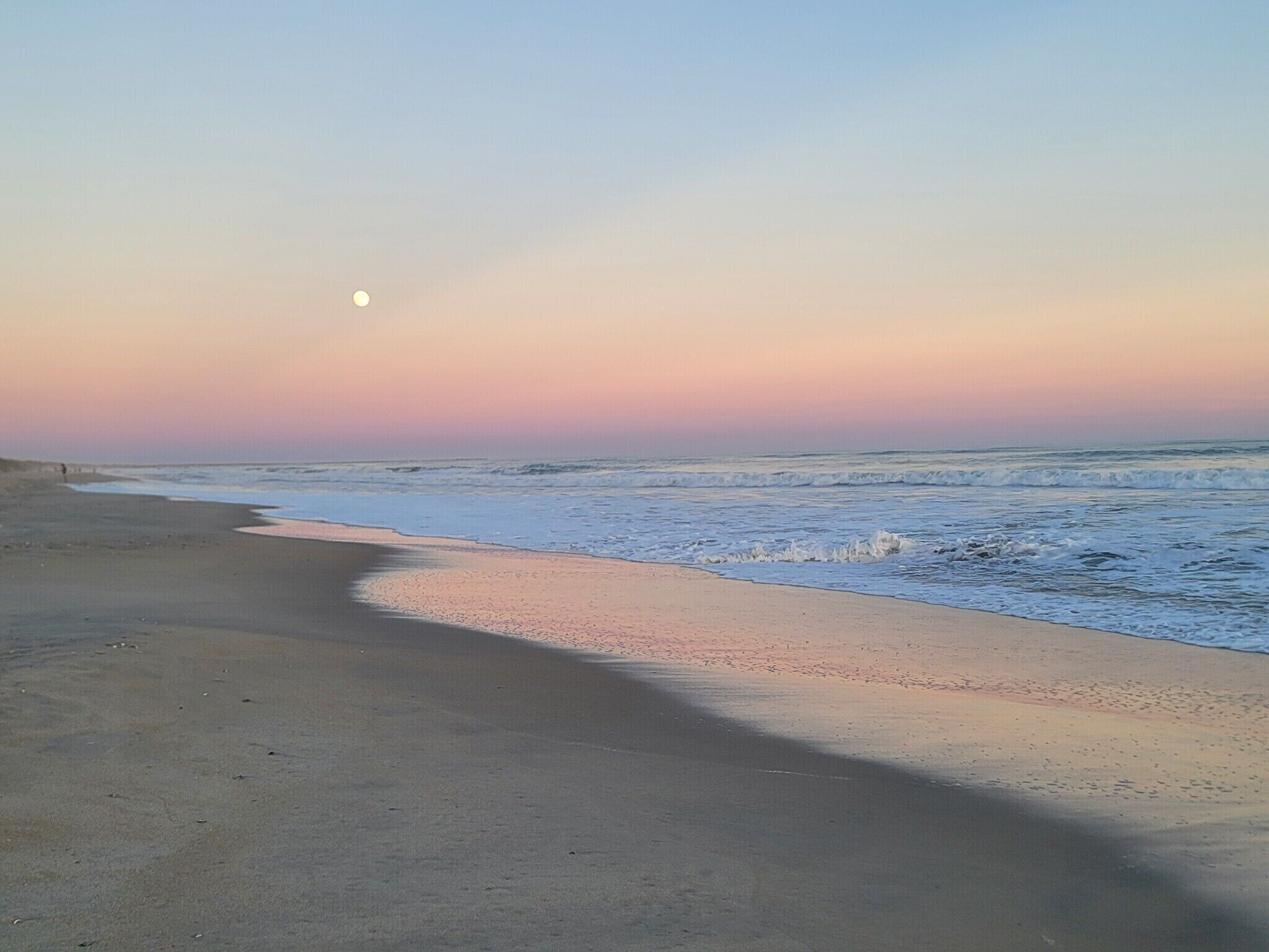 Beach nearby, sun-loungers, beach towels