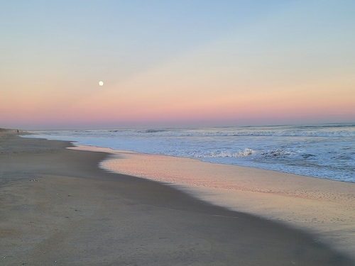 Spacious Beachy Bungalo One Block From the Ocean