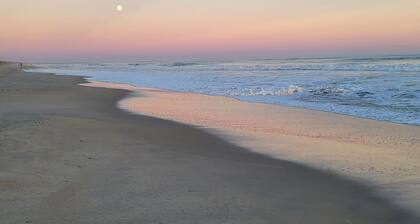 Spacious Beachy Bungalo One Block From the Ocean