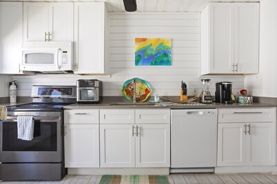 Spacious Beachy Bungalo One Block From Ocean