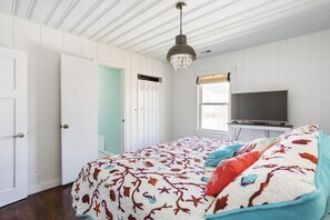 4 bedrooms, iron/ironing board, free WiFi, bed sheets