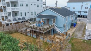 Outdoor dining - Spacious Beachy Bungalo One Block From the Ocean (Carolina Beach)