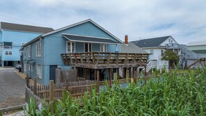 Exterior - Spacious Beachy Bungalo One Block From the Ocean (Carolina Beach)