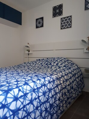 1 bedroom, bed sheets - Comfortable air-conditioned apartment (Le Grau-du-Roi)