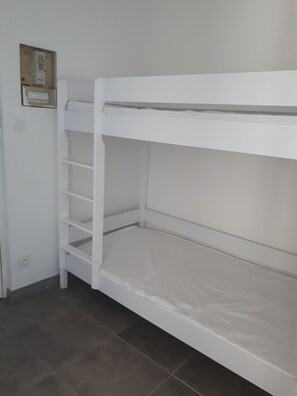1 bedroom, bed sheets - Comfortable air-conditioned apartment (Le Grau-du-Roi)
