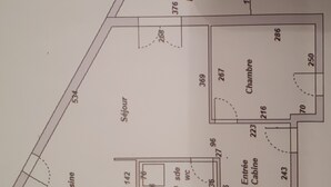 Un plan d’étage indiquant les différentes pièces, notamment une cuisine, un salon et deux chambres.