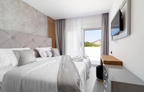 5 bedrooms, in-room safe, travel cot, free WiFi