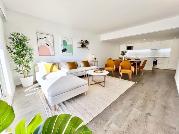 3 bedrooms, iron/ironing board, internet, bed sheets