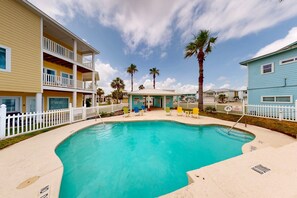 Pool - Shared Pool, Boardwalk to Beach and Golf Cart Included (Port Aransas)