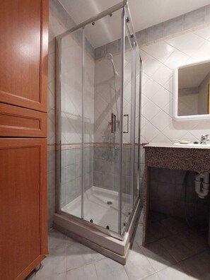 Shower, bidet, towels