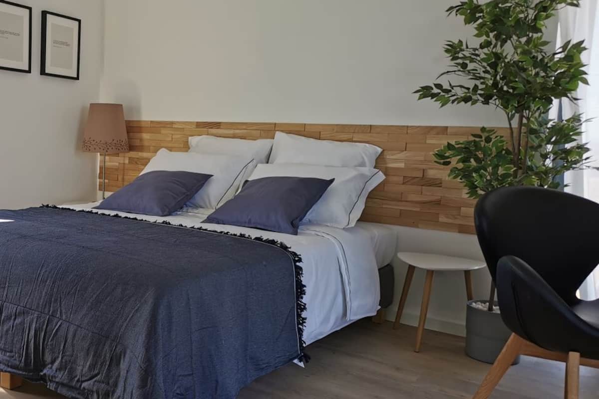 In-room safe, free WiFi, bed sheets