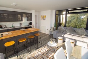 Smart TV - PANORAMIC PENTHOUSE WITH SEA & CITY VIEWS (Bournemouth)