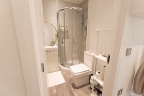 Een douche, handdoeken
