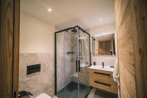 Dusche, Haartrockner, Handtücher, Toilettenpapier