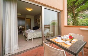 Outdoor dining - Gorgeous apartment in Mondello Addaura (Mondello Addaura)