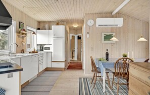 Fridge, microwave, stovetop, dishwasher - 3 bedroom stunning home in Juelsminde (Juelsminde)