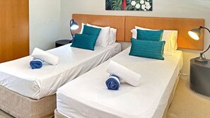 2 bedrooms, Internet, bed sheets - 1 Bright Point Apartment 4203 (Nelly Bay)