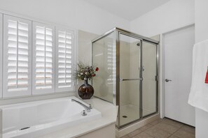 Combined shower/bathtub, hair dryer, soap, shampoo - Great house with pool and spa. 9 minutes to Coachella Music Festival (Indio)