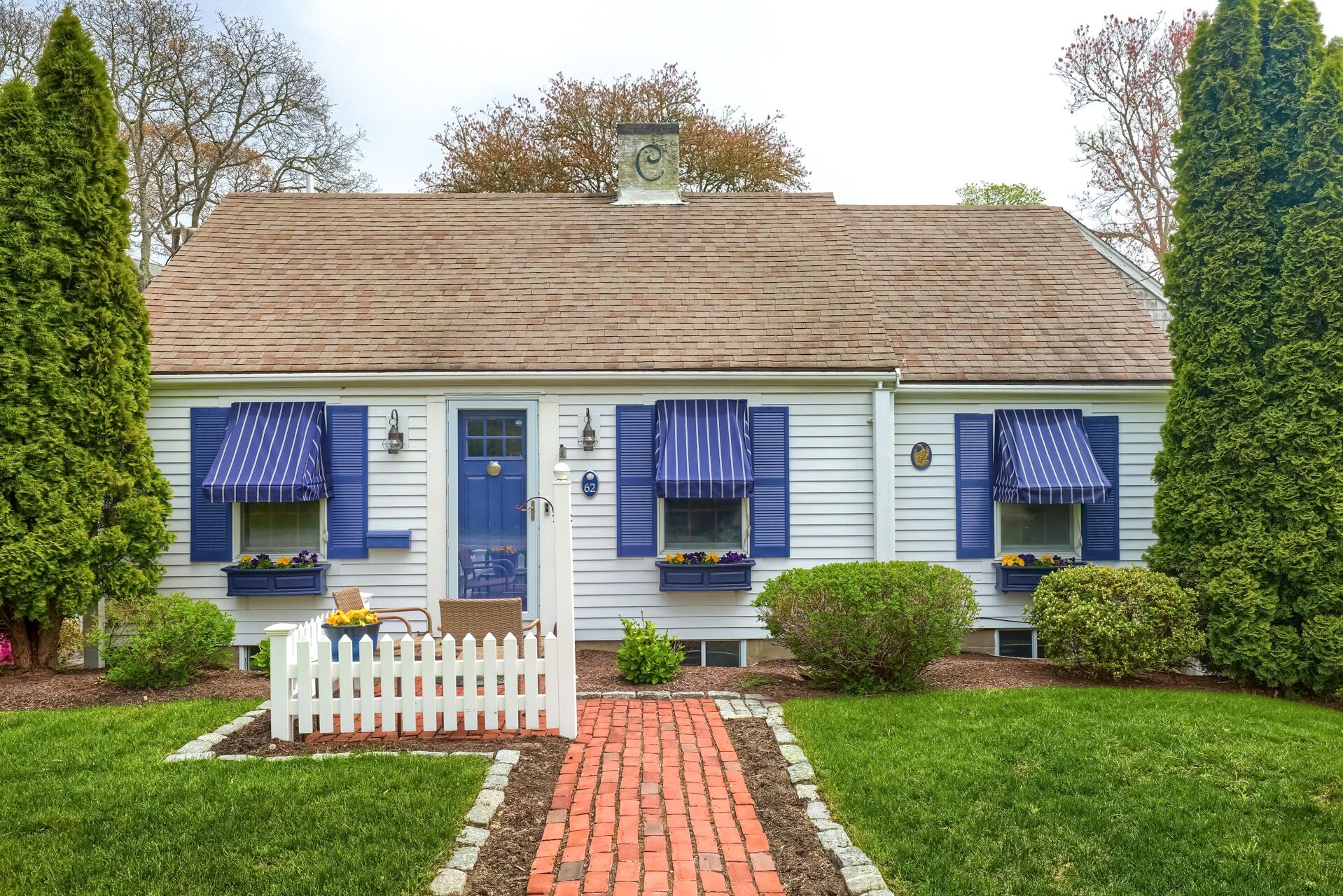 CAPE COD AT IT'S BEST 4 BDRM,2.5 BATH CENTERVILLE VILLAGE HOME. PET FRIENDLY, DOGS UNDER 20 POUNDS.
