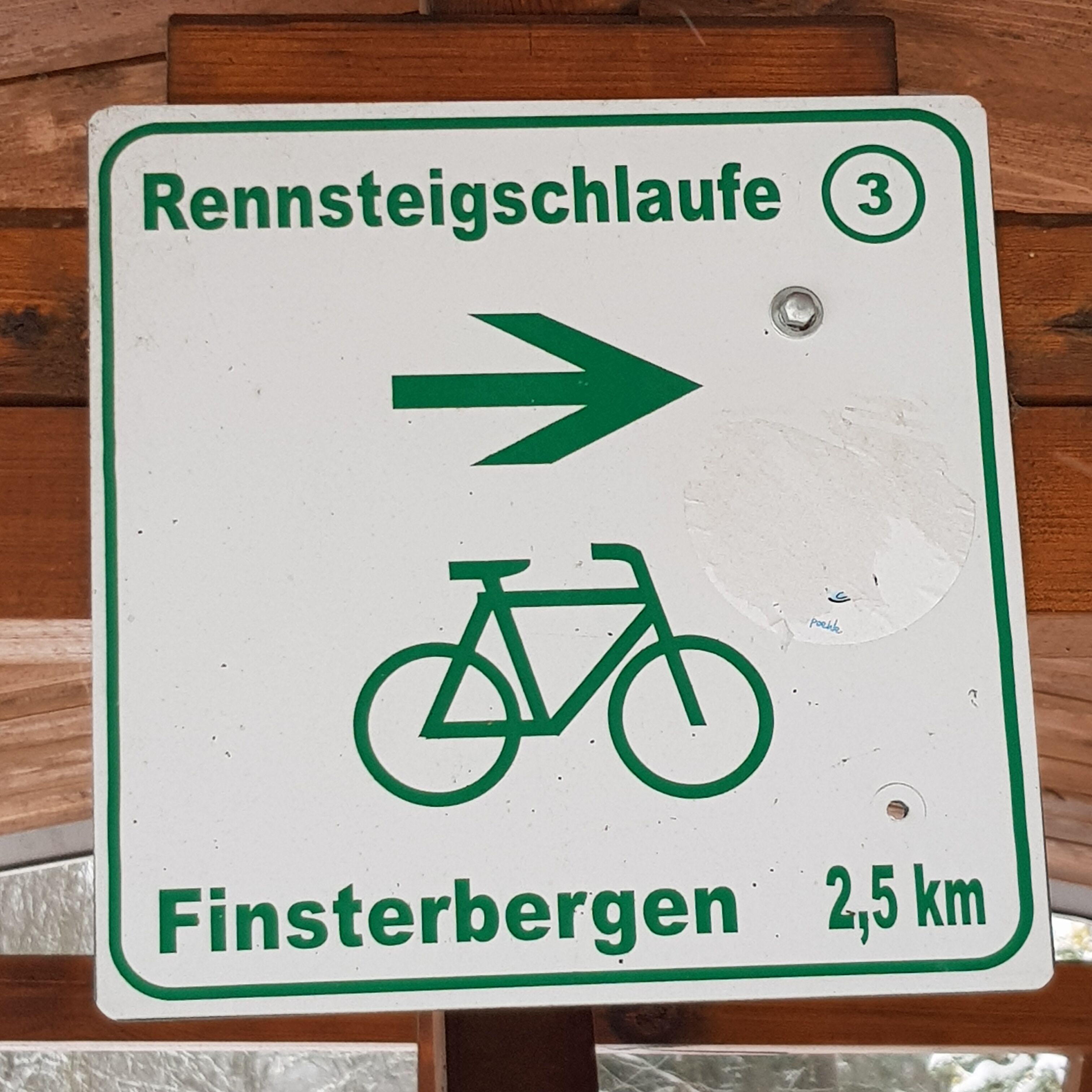 A sign indicating a bike path to Finsterbergen, 2.5 km away.