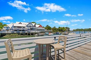 Outdoor dining - Pristine 4th row beach home with gorgeous updates and private pool & spa! (Hilton Head Island)