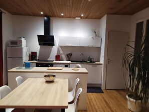Réfrigérateur, micro-ondes, four, plaque de cuisson