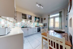 Fridge, microwave, oven, dishwasher - Amazing 2 Bedroom, 3 Bed Apartment w/ Garden - 1 min to Queen's Park (London)