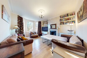 TV, offices - Amazing 2 Bedroom, 3 Bed Apartment w/ Garden - 1 min to Queen's Park (London)