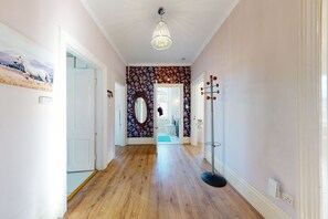 Interior - Amazing 2 Bedroom, 3 Bed Apartment w/ Garden - 1 min to Queen's Park (London)