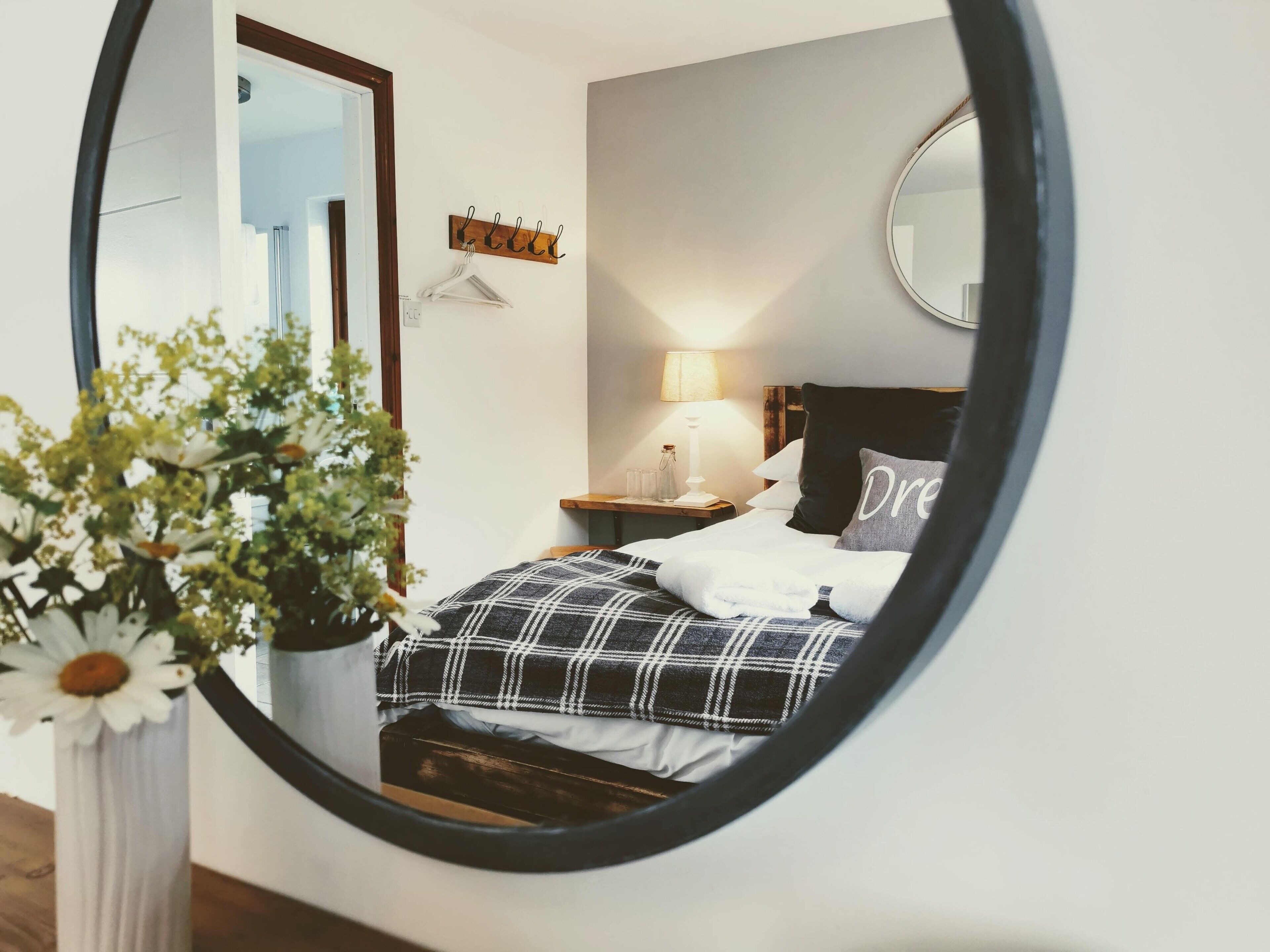 7 habitaciones, tabla de planchar con plancha y cuna de viaje 