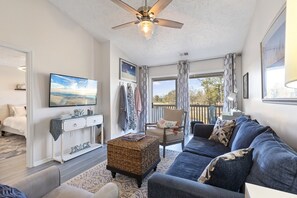 Smart TV - Beautiful and Peaceful Golf Condo in River Oaks. Less than 5 miles to beach! (Myrtle Beach)