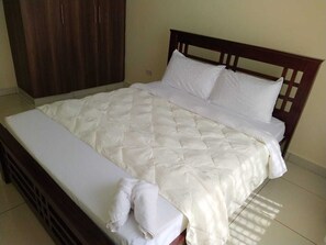 3 bedrooms, iron/ironing board, WiFi, bed sheets - Come as a guest live as family, located 100mtrs off Mamboleo- Miwani Road. (Kisumu)