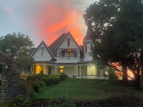 Top of the Hill-Cozy 1 bed/1 bath cottage, less than one mile to downtown.