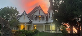 Top of the Hill-Cozy 1 bed/1 bath cottage, less than one mile to downtown.