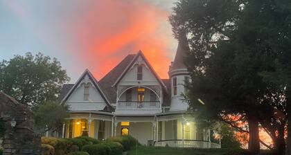 Top of the Hill-Cozy 1 bed/1 bath cottage, less than one mile to downtown.