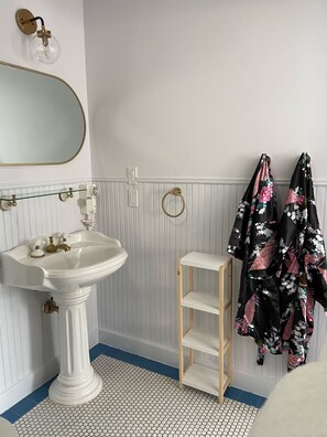 Suihku, hiustenkuivaaja, pyyhkeet, saippua