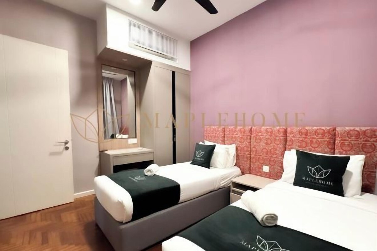 Quarto de hotel com duas camas, uma penteadeira e uma janela com cortinas.