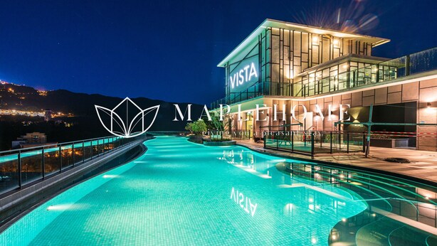A modern hotel with a pool, a large logo, and the name "VISTA" on the building. - Vista Premier Suites Genting Highlands (Genting Highlands)