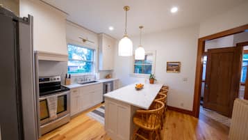 Geladeira, micro-ondas, fogão, cooktop