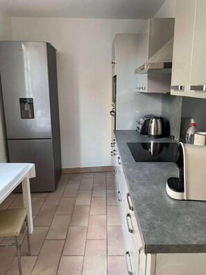 Geladeira, micro-ondas, fogão, cooktop