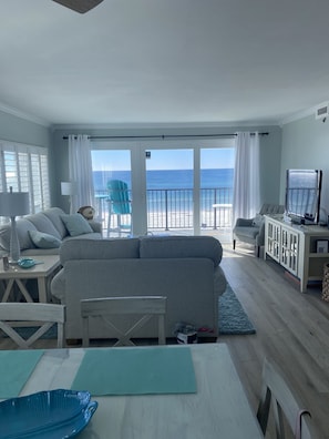 Smart TV, DVD player, books - Completely renovated in Jan 2022! Free beach service! (Fort Walton Beach)