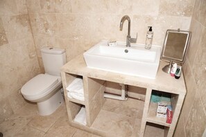 Combined shower/tub, hair dryer, towels